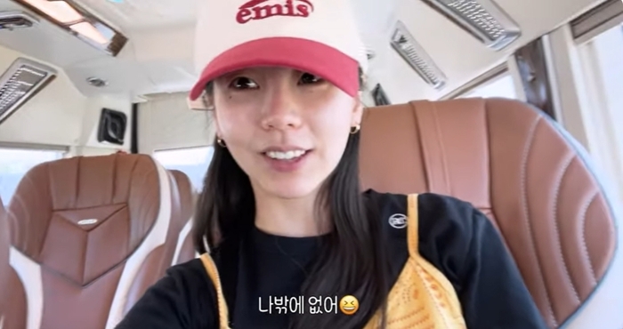  안소희, 수영복만 5벌 챙겨간 베트남 여행..."휴양지에서는 쨍한 컬러나 화려한 패턴 옷"