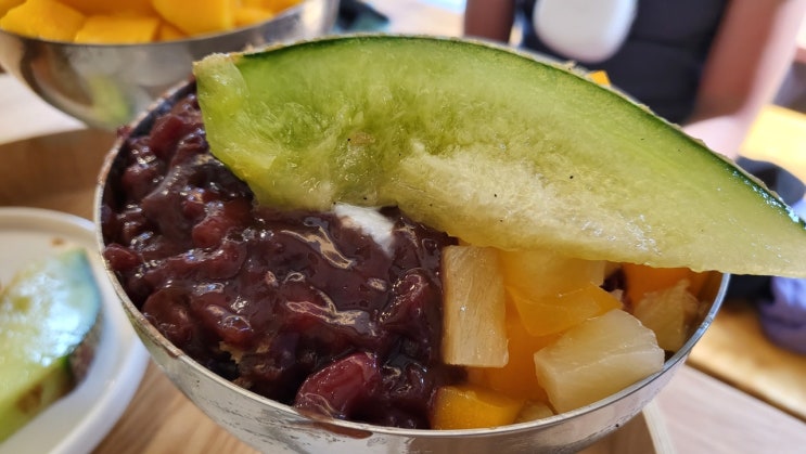  라 부아뜨 블루: 서촌 옥인동 망고빙수 맛집. 크로와상도 굿.