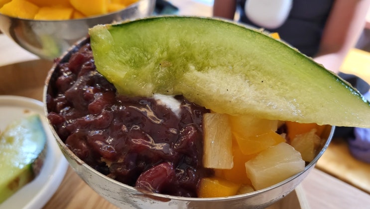 라 부아뜨 블루: 서촌 옥인동 망고빙수 맛집. 크로와상도 굿.