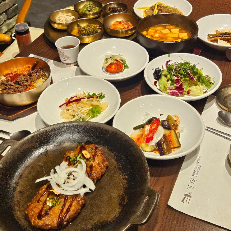  전주 한옥마을 맛집 기와에서 고급스러운 떡갈비 한정식 먹었어요.