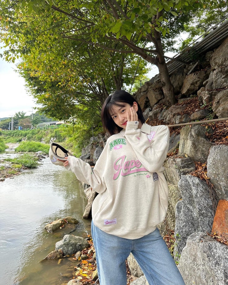 안유진 인스타그램 AAPE 맨투맨 티셔츠 스웨트 셔츠 정보!