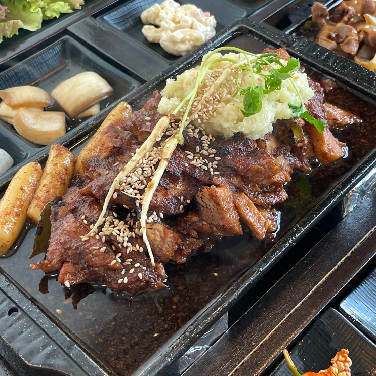  포항 스페이스워크 근처 이색 닭보쌈 맛집 ‘수탉본점’
