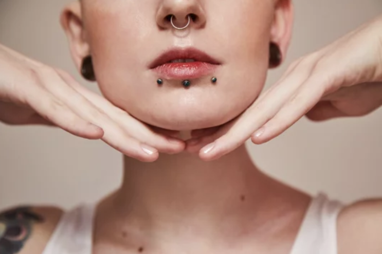  다양한 얼굴 피어싱 종류: 입술, 귓바퀴, 눈썹 매력 살펴보기
