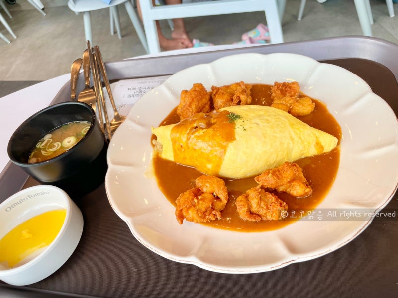 두돌아기랑 일산 아쿠아플라넷 푸드코트 오므토토마토 남산왕돈까스 W52 식당에서 밥먹은 후....