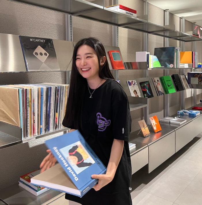  레드벨벳 슬기의 매력적인 사복으로 오버핏 프린트 반팔 티셔츠 코디는 어떨까?