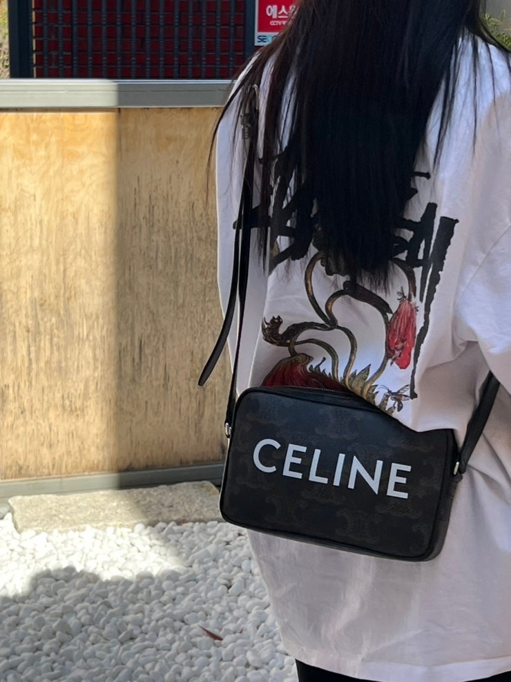 명동 신세계 본점 셀린느 CELINE 프린트 미디엄 메신저백 - 트리옹프 캔버스 착샷