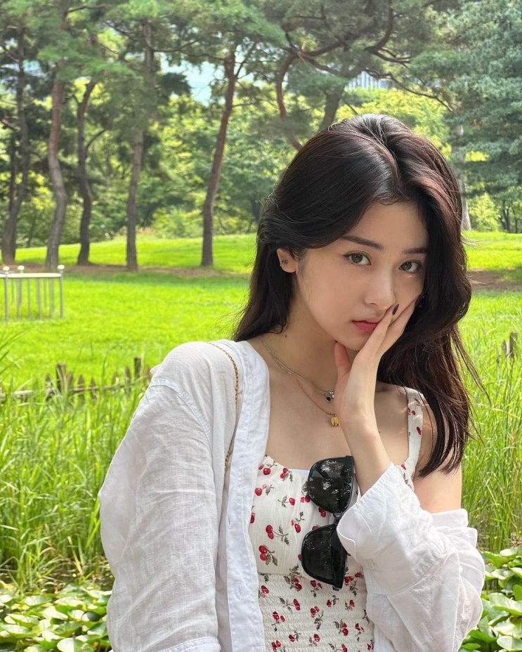  르세라핌 허윤진의 센스가 돋보이는 길이별 레이어드를 통한 데일리 하트 목걸이 코디 추천