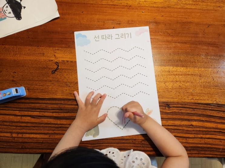  4살 점선 따라 그리기 활동 모습