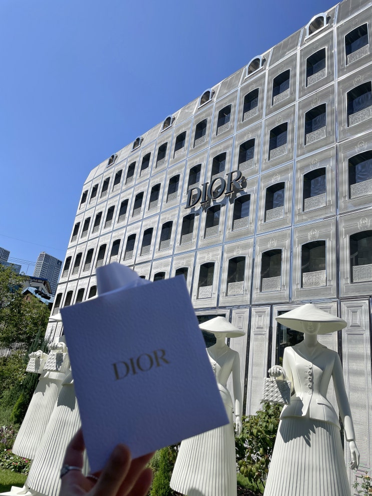  DIOR 성수 레이디 디올 셀레브레이션 전시 관람 및 방문객 전원 무료 핀버튼 증정 (빨리예약하세요!)