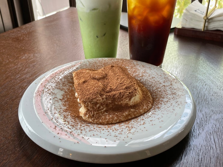  분위기 좋은 남영동 카페 티라미수 디저트 Thursdaydrinkclub