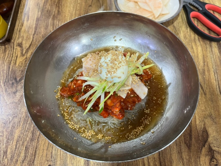  이수역 함흥냉면 맛집! 남성사계시장 유정우 함흥냉면에서 홍어 올라간 회냉면 먹어봤어요~
