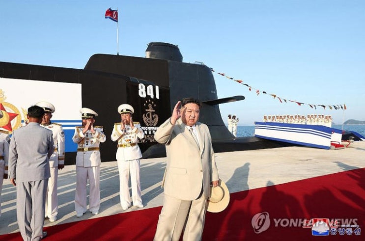 북한, '전술핵 잠수함' 첫 건조.. 북 첫 전술핵공격잠수함으로 국제정세는..?