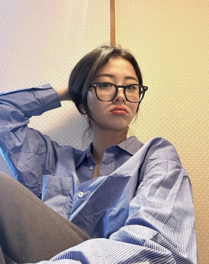  여자 연예인들의 인기 뿔테로 많이들 찾는 안경 테 추천 w. 허윤진