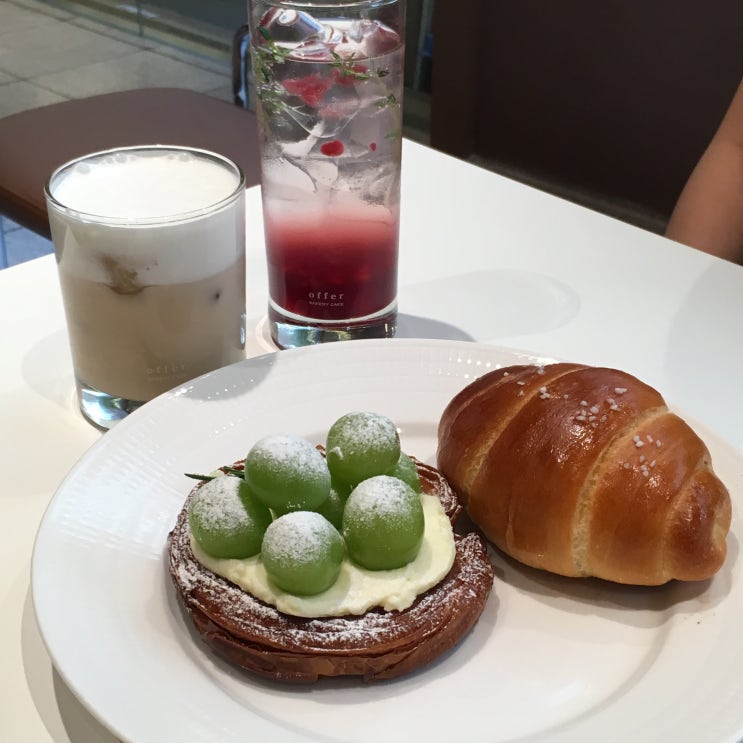  넓고 작업하기 좋은 퀸아망 맛집 홍대베이커리카페 :: 오퍼 카페