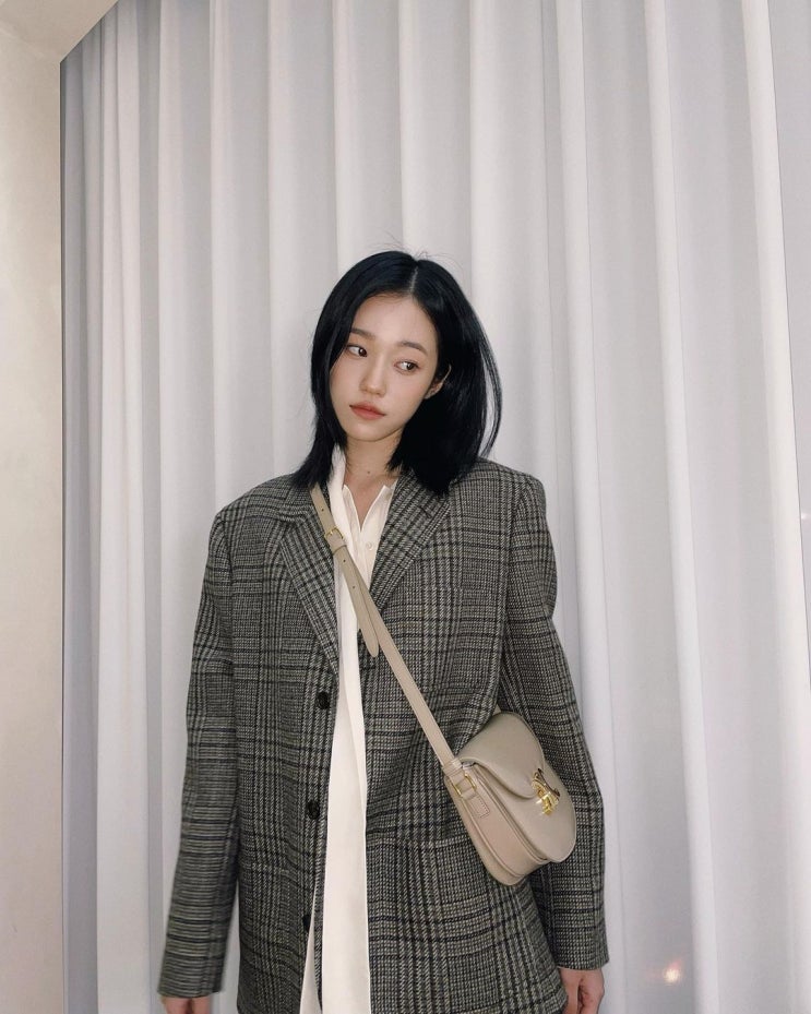  가을 데이트룩으로 매력 만점인 배우 노윤서의 깔끔한 오버핏 헤링본 자켓 & 데님 팬츠 코디