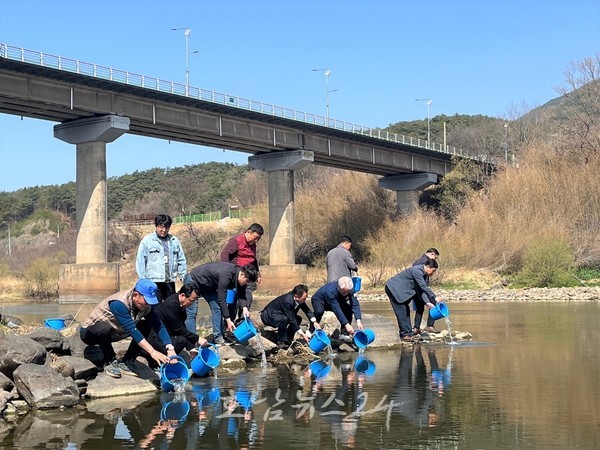  전남도, 16개 시군 16개 수역에 뱀장어, 쏘가리 등 토산어종 방류로 수산자원 회복