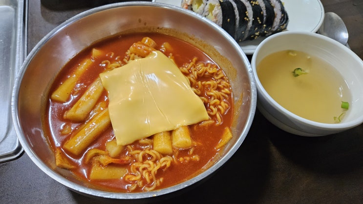 송파구 잠실동) 밥이랑술이랑 - 자극적인 떡볶이와 무난한 참치김밥