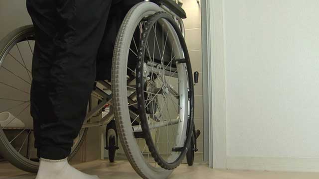 ‘휠체어 장애인 동반 입소 거부’ 노인복지주택, 인권위 권고 불수용