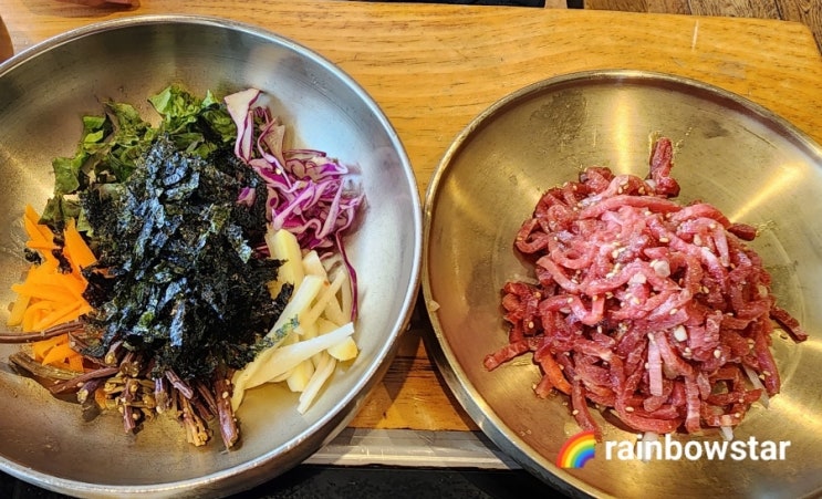  무더운 날씨에는 시원한 육회물회, 육회비빔밤이 땡겨서 한 끼 해결하고 왔어요.