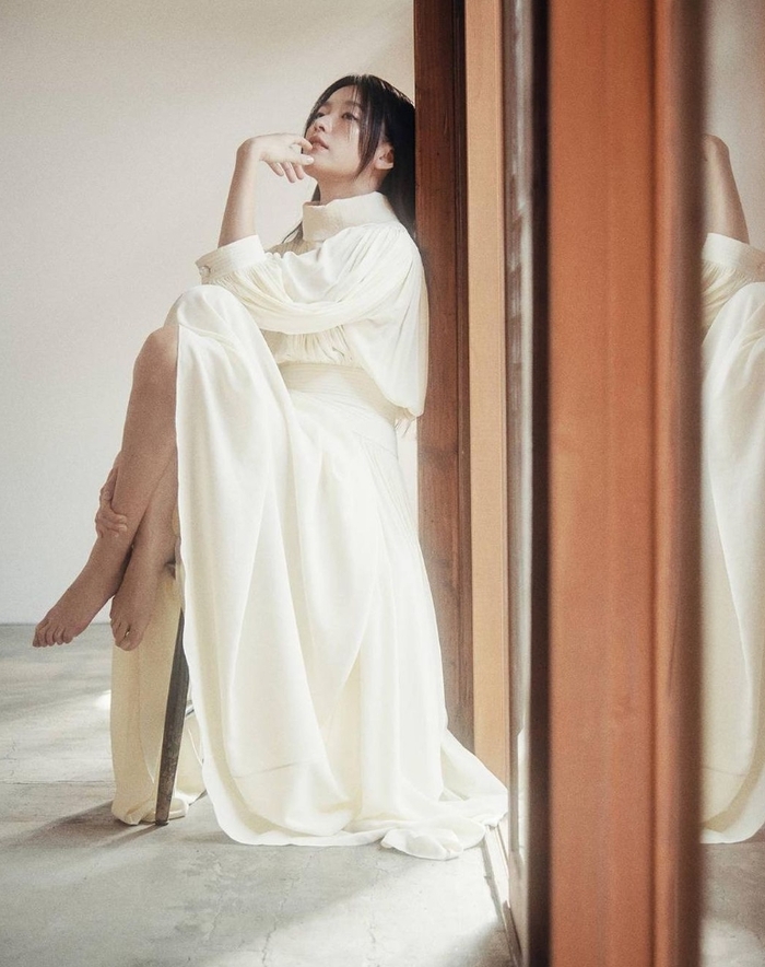 "이 미모 어떻게 감췄지?" 한효주, 봉석 엄마 벗고 화보 여신 나들이...팔색조 매력 "이 미모 어떻게 감췄지?" 한효주, 봉석 엄마 벗고 화보 여신 나들이...팔색조 매력