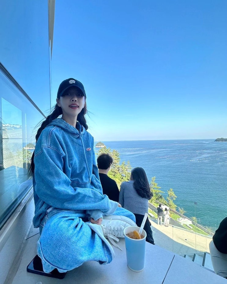 이미주 인스타그램 여수 여행 룩 정보 디젤 D-Um-Rib 오버핏 후드티 브랜드 여자 청청 패션 이미주 인스타그램 여수 여행 룩 정보 디젤 D-Um-Rib 오버핏 후드티 브랜드 여자 청청 패션