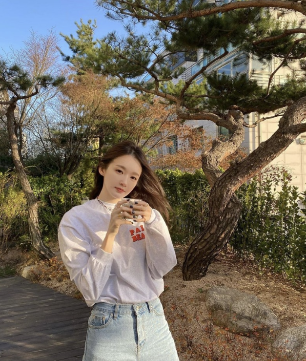  강민경 데일리 사복 패션에서 선택된 예쁘고 가성비 좋은 꽃비즈 구슬 반지 코디 추천