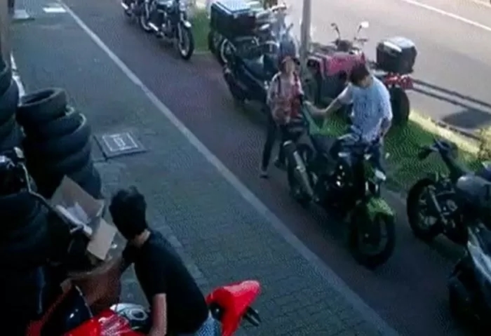 CCTV 있는 줄도 모르고 오토바이 뒤로 달려든 '자해공갈' 할머니 (영상) CCTV 있는 줄도 모르고 오토바이 뒤로 달려든 '자해공갈' 할머니 (영상)