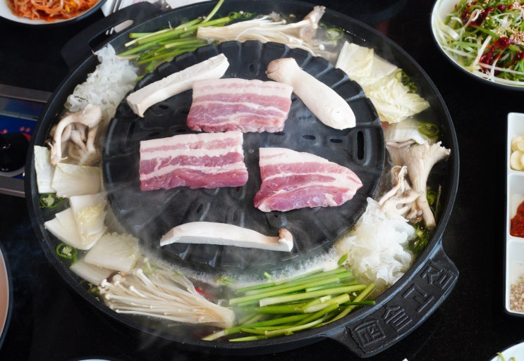 구래동 맛집 솥뚜껑에 구워 먹는 1등급 고기 맛집  솥고집 김포구래점