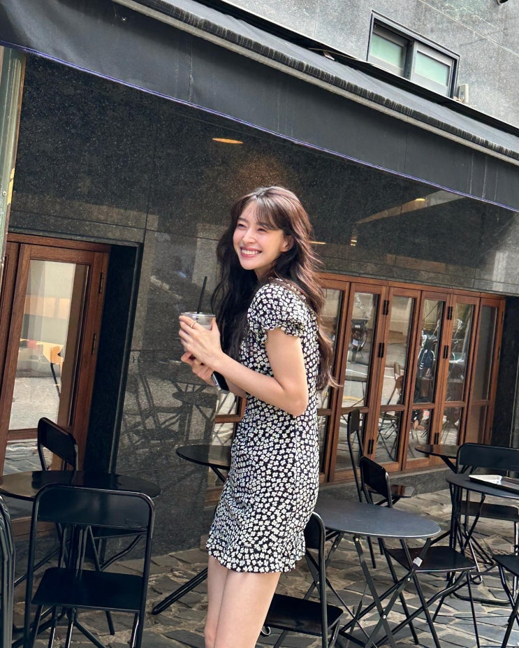 권나라 신스덴 꽃무늬 원피스 폴인블랙 백리스 25도 26도 27도 28도 옷차림 휴양지 원피스 권나라 신스덴 꽃무늬 원피스 폴인블랙 백리스 25도 26도 27도 28도 옷차림 휴양지 원피스