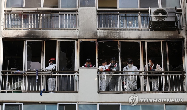 화염 피해 <b>일가족</b> 추락한 <b>아파트</b>.."경량 칸막이 없었다"