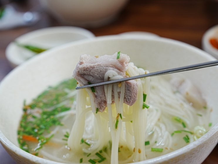  제주 고기국수 맛집 장수물식당 향토음식 고기국수랑 돔베고기까지 최고. 햇반 외부 반입 가능.