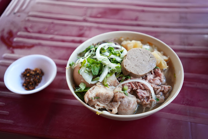  베트남 호치민 사이공스퀘어 근처 로컬 분보후에 Hue Beef Noodle Soup 24H