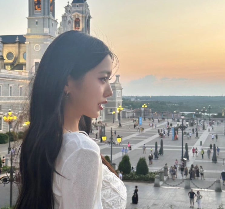 아이브 장원영 원피스 가방 인스타 바비인형 스페인 마드리드 사진 아이브 장원영 원피스 가방 인스타 바비인형 스페인 마드리드 사진