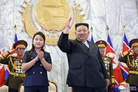<b>김정은</b>, 러시아 방문 전 평양에서 <b>열병식 참석</b>