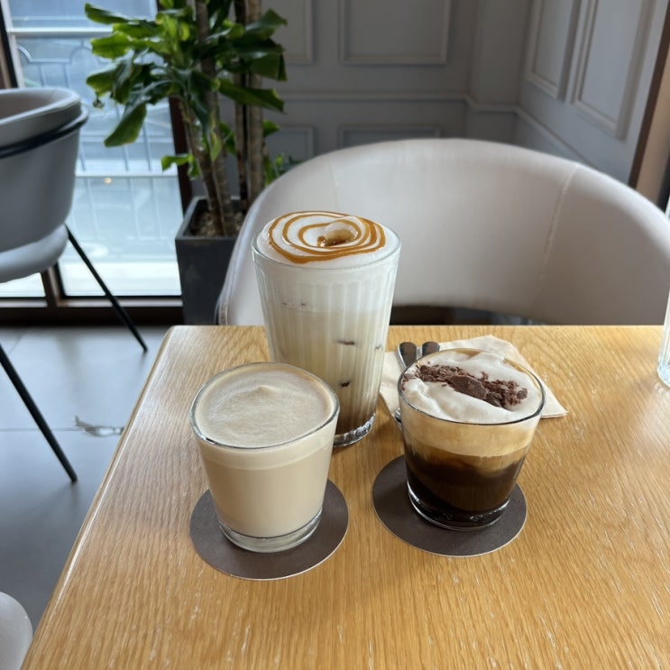  연남동 예쁜 카페 Cafe105 버터크림라떼 아인슈페너 존맛