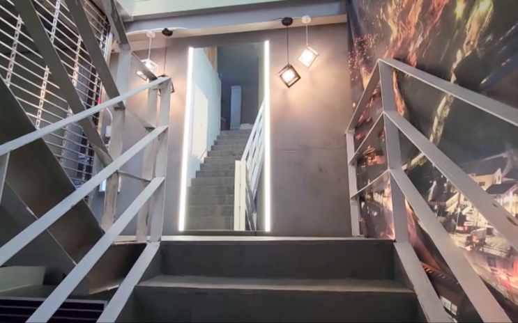 지하 계단 매방 입구에 설치한 직접 조명 거울.