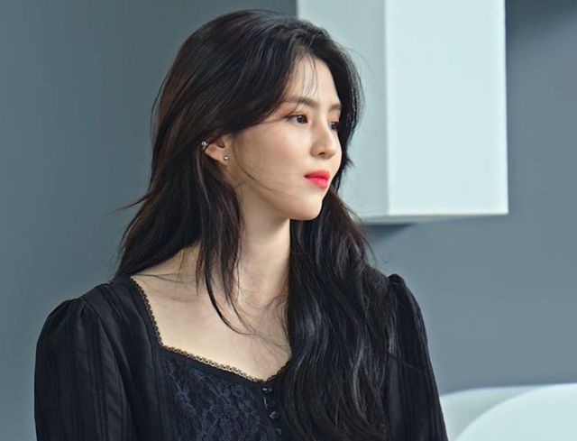  배우 한소희가 코로나에 걸려서 휴식 중
