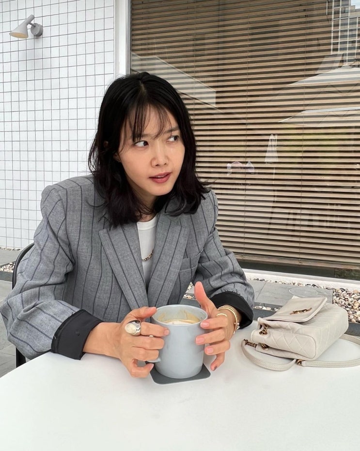  트렌디한 40대 패션 교본인 채정안의 여자 명품 스니커즈로 아식스 오니츠카타이거 X 발렌티노 흰색 운동화 추천