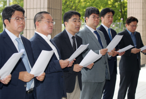 <b>검찰</b> 조사 날…민주당, 신봉수 등 수원지검 수사팀 <b>공수처</b> 고발