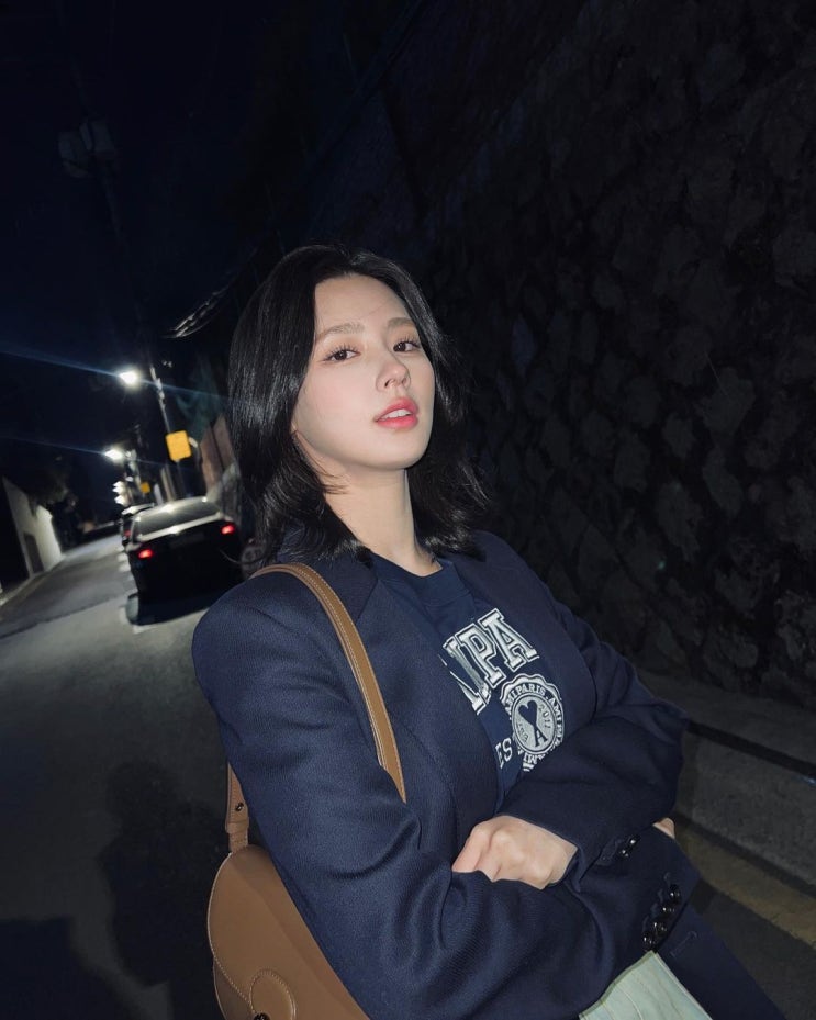  2023 패션 트렌드에서 올드머니룩의 상징인 프레피룩으로 아미 크롭 반팔 티셔츠 코디 w. 미연