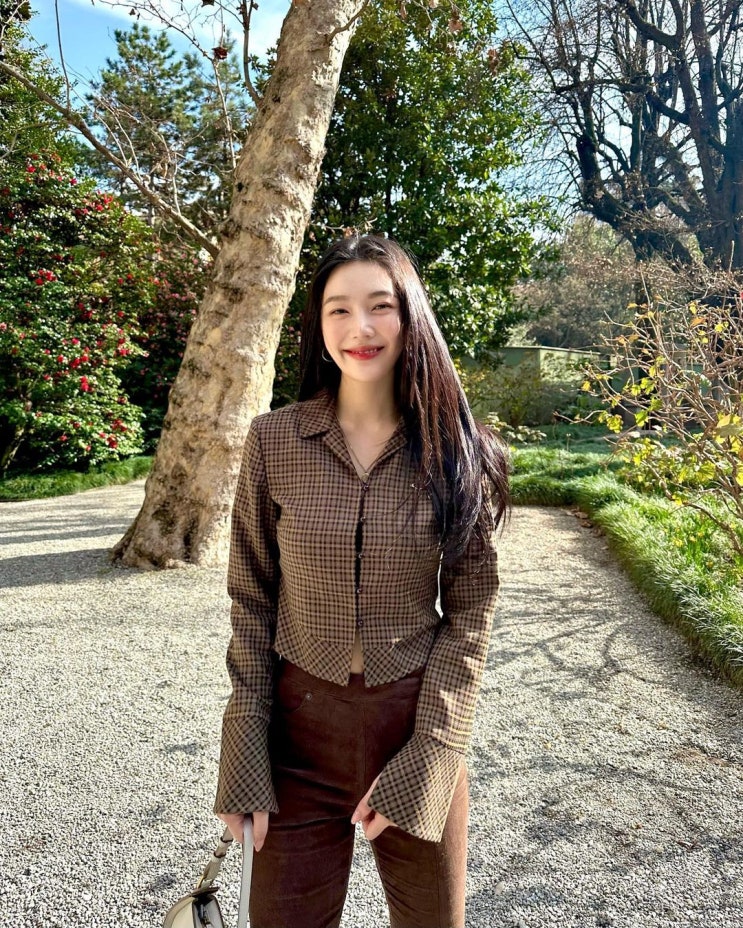 조이가 선보인 여자 가을 코디에 잘 어울리는 체크 패턴의 크롭 셔츠 코디 추천