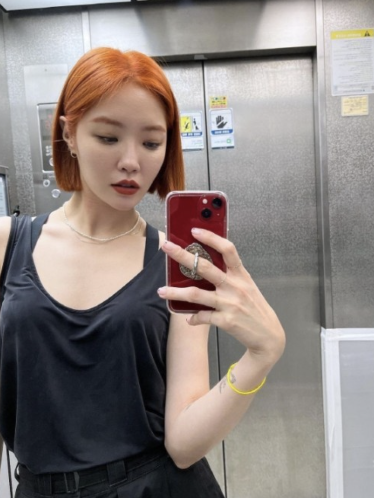  김새롬 단발, 리즈, 네일아트, 신발과 그것이 우리에게 불러온 변화