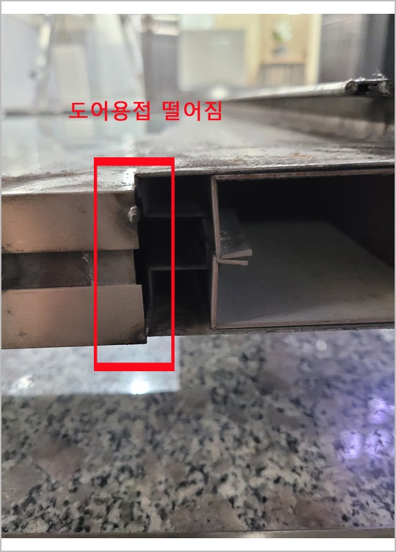  [동탄]아파트공동현관 출입문 도어용접 떨어짐. 소음~~