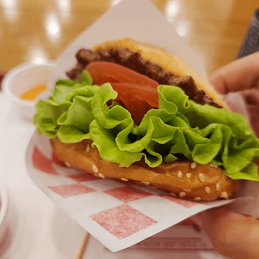  쫄깃한 빵과 아삭한 양파절임이 인상적인 상남동수제버거맛집,  <왓더버거 창원상남점 >