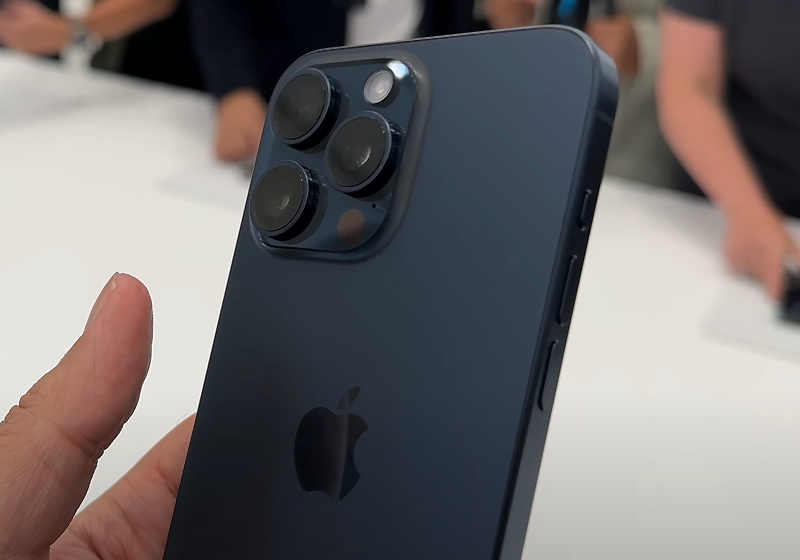 아이폰15 pro 블루 티타늄 새로워진 색상 구성