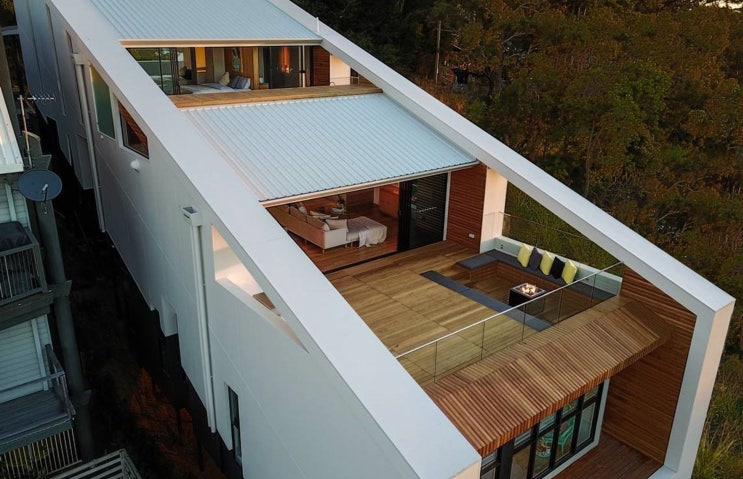 경사 따라 층층 테라스 스킵플로어 말뚝기초 협소주택 건축