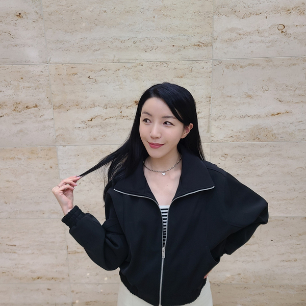  여자 간절기 아우터 크롭자켓 코디 비바브라운 커브드 커팅 포인트 재킷 블랙 Vivabrown Curved Cutting Point Jacket