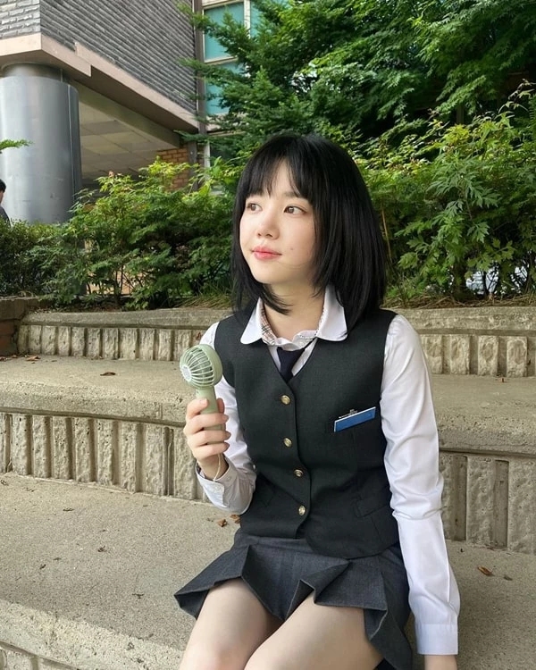 이유비, 33살인데 교복 찰떡 소화...아이돌 지망 여고생 변신 이유비, 33살인데 교복 찰떡 소화...아이돌 지망 여고생 변신