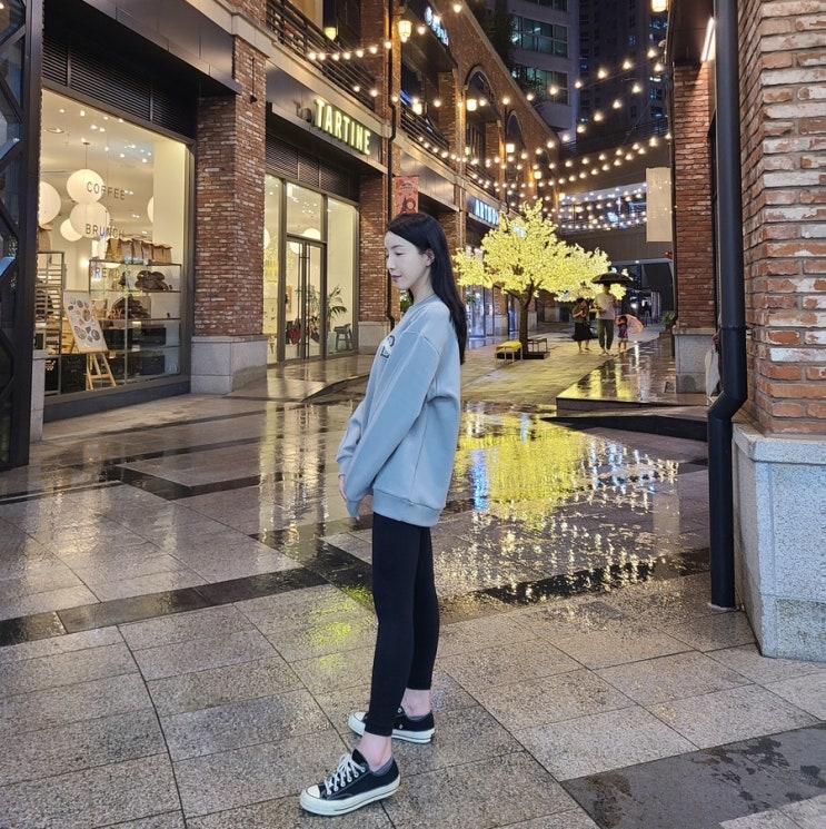  오버핏 맨투맨 밸롭 풀리토 스웨트 셔츠 그레이로 여자 캐주얼 코디 스포티하게 완성하기