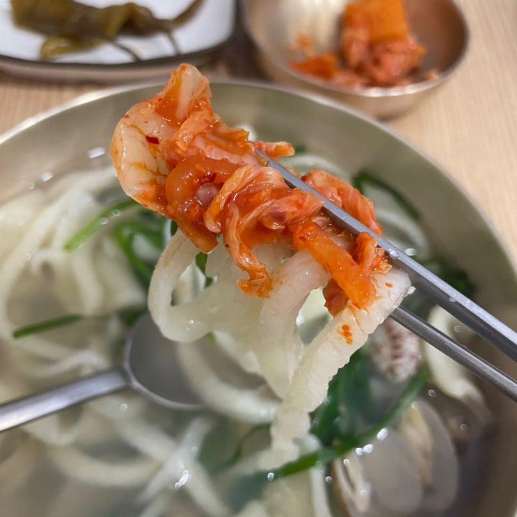  경주 홍두깨국시 칼제비 대박... 비건 데이 절반 성공